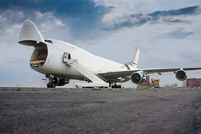 Großes Frachtflugzeug, dass gerade beladen wird