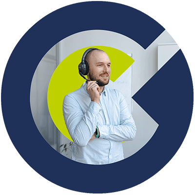 Ein Mitarbeiter von OS Cargo, der einen Kunden freundlich am Telefon berät